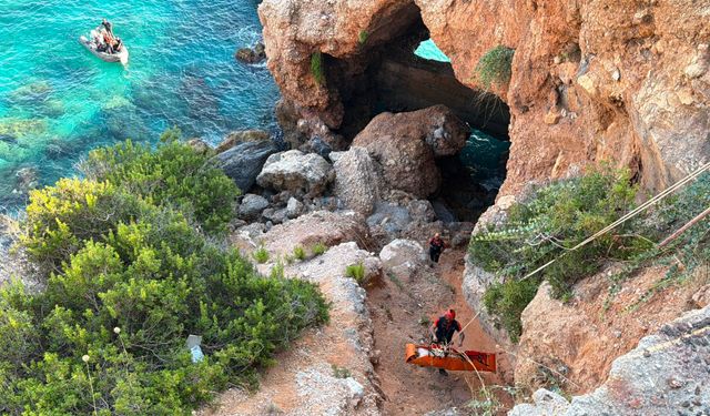 Alanya’da kayalıklarda ayağını burkan kişi kurtarıldı