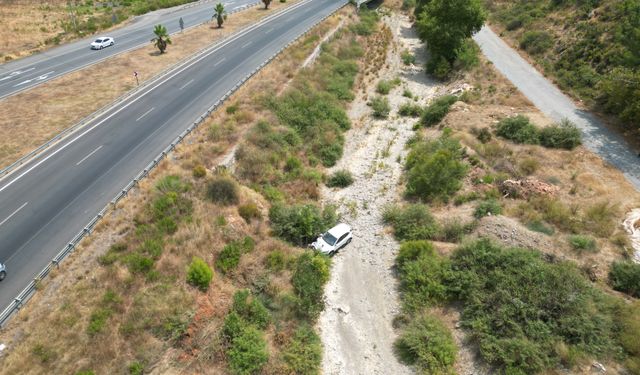 Gazipaşa'da korkutan kaza: Dereye uçtu