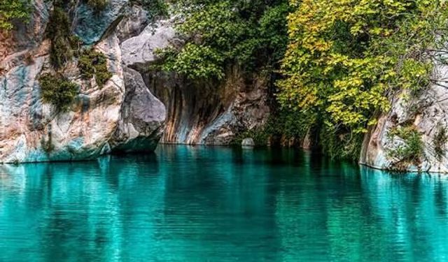 Antalya'da denizin sıcaklığından kaçan Göynük’e koşuyor