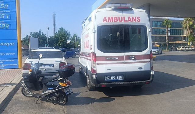 Manavgat'ta motosiklet ışıklı kavşakta devrildi