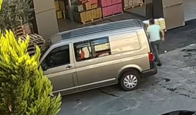 Bayrampaşa’da 200 bin liralık hırsızlık: Elini kolunu sallaya sallaya çaldı
