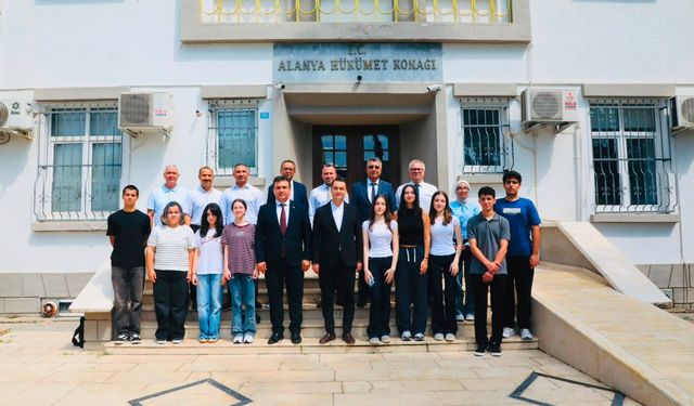 Türkiye şampiyonları Alanya Kaymakamı Öztürk’ü ziyaret etti