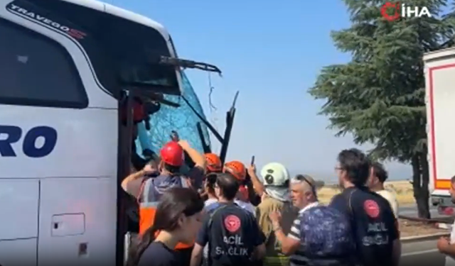 Son Dakika! Uşak'ta yolcu otobüsü kamyona çarptı