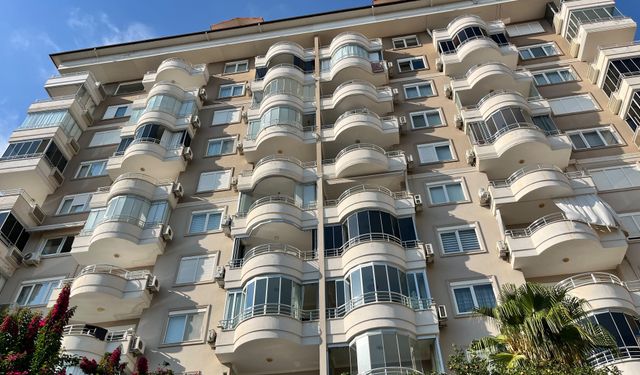 Alanya'da 8 katlı binadan dumanlar yükseldi