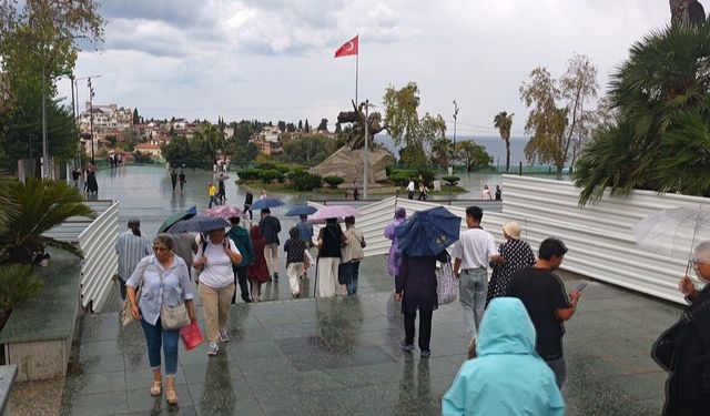 Antalya'da yağmur turistleri durdurmadı