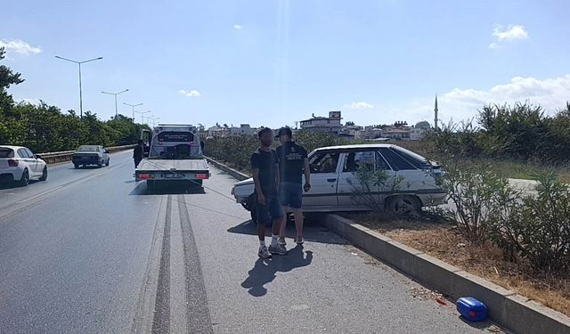 Antalya-Manavgat yolunda otomobil refüjde kaldı