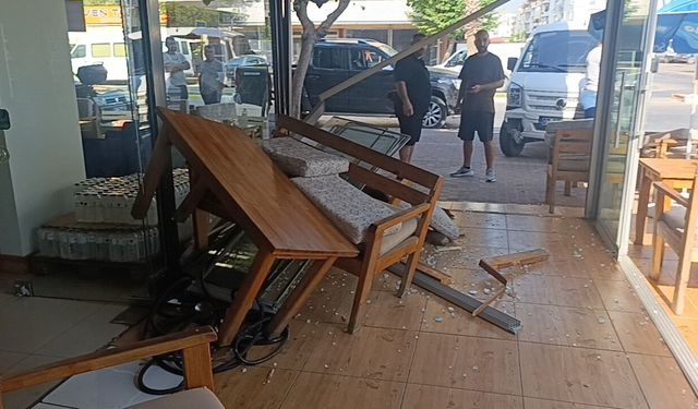 Antalya'da araç kafeye daldı! Oturanlar son anda kurtuldu
