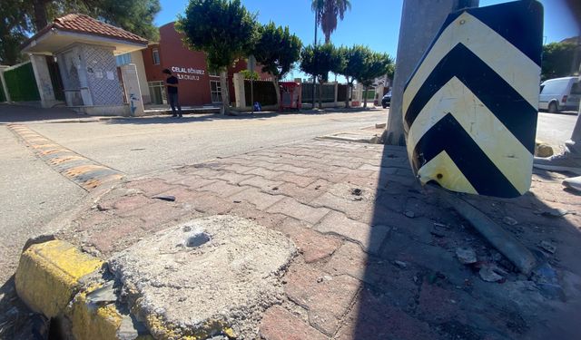 Antalya'da iki araç çarpıştı! Okul bahçesine daldı