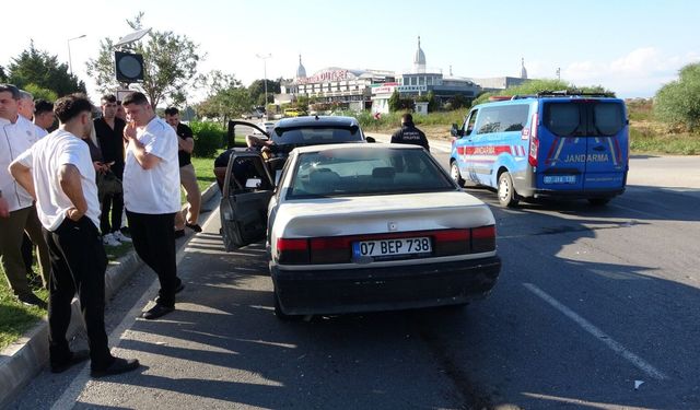 Antalya'da iki otomobil çarpıştı
