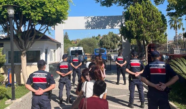Antalya'da insan tacirlerinin kirli tuzağını jandarma bozdu