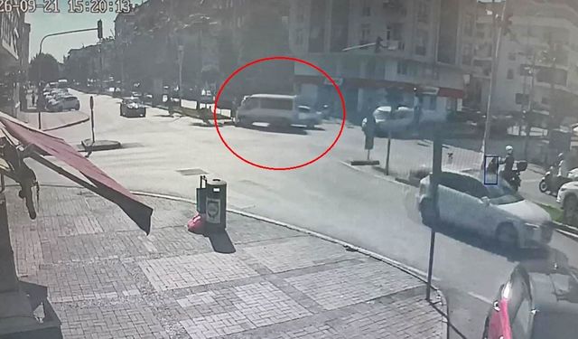 Antalya'da kavşakta yön değiştirince çarpıştılar