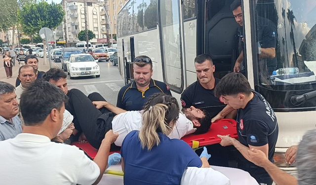 Antalya'da kazada yaralılar araçta kaldı