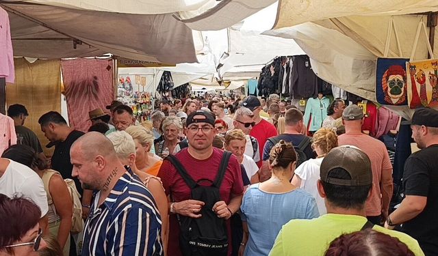 Antalya'da pazarı turistler doldurdu