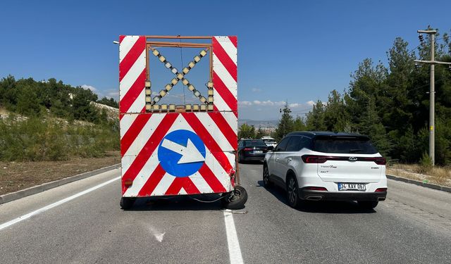 Burdur-Antalya yolunda taksi römorka çarptı