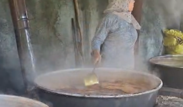 Alanya’da 6 saat boyunca dev kazanlarda kaynatıyorlar! Pekmezin zorlu süreci