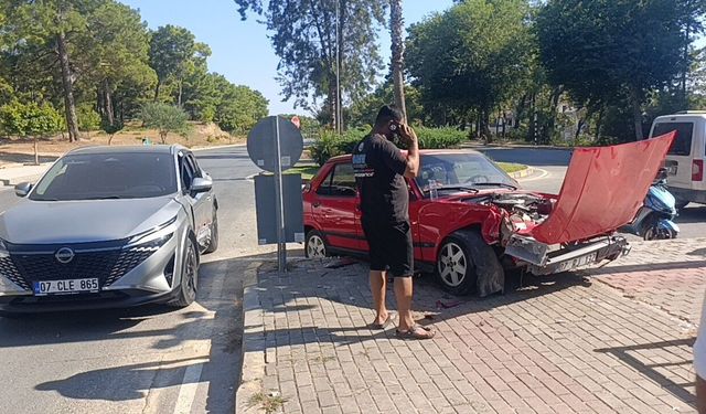 Manavgat'ta kavşakta feci çarpışma