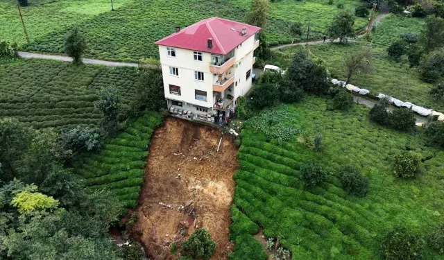 Rize'de ev heyelanla askıda kaldı!