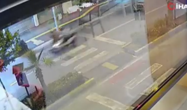 Antalya’da dehşete düşüren kaza: Motosiklet yayaya çarptı, havada takla attı