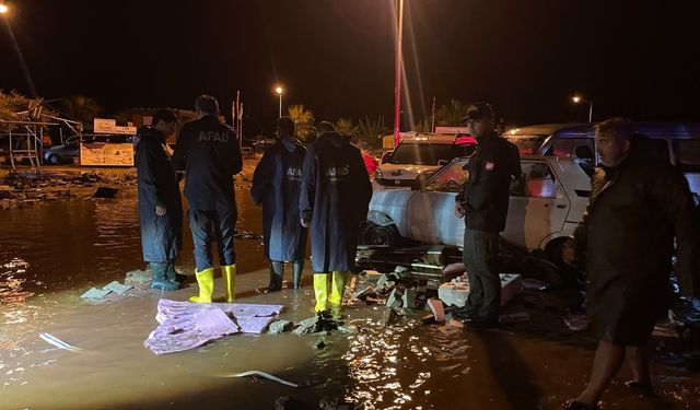 Antalya Valiliği’nden şiddetli yağışlara ilişkin açıklama: Okulda öğrenciler mahsur kaldı