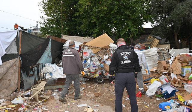 Kepez'de çöp ev operasyonu: 8 kamyon atık toplandı