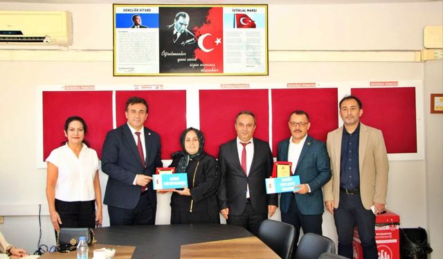 Okula iz bırakan hizmete vefa: Kaymakam Öztürk'ten anlamlı hediye
