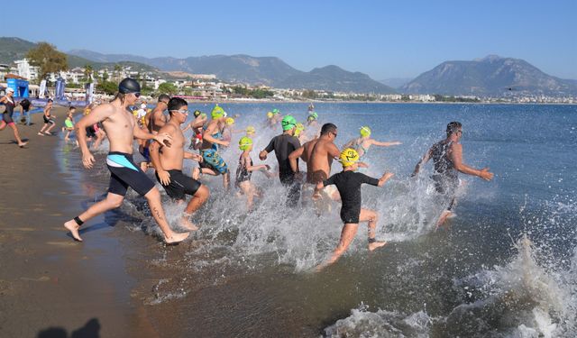 Alanya Triatlonu’nda aileler yarıştı