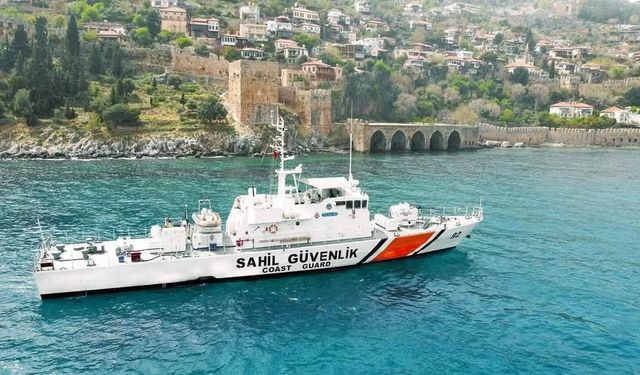 Alanya'da askeri deniz araçları vatandaşlarla buluşuyor