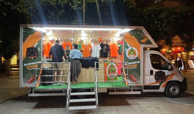 Alanyaspor seyyar mağazayı açtı