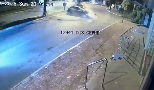 Antalya'da kazanın ardından araçtan duman yükseldi