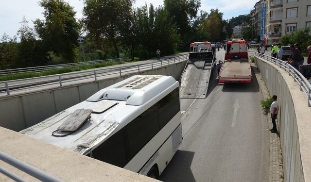 Antalya'da otobüs alt geçide sıkıştı