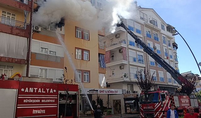 Antalya'da yanan apartmanın içinde çocuklar mahsur kaldı