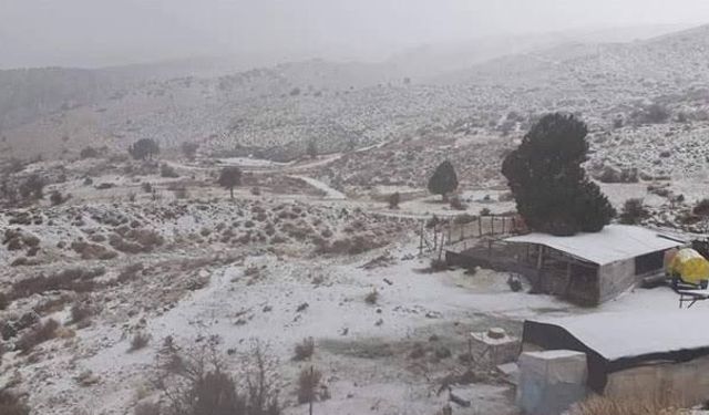 Antalya'nın zirvesine mevsimin ilk karı yağdı