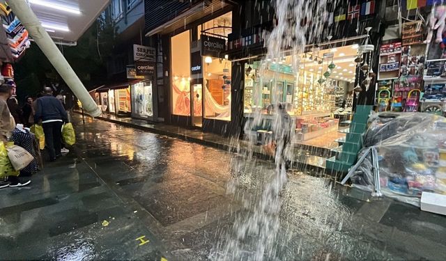 Demre’de sel yolları kapattı, Manavgat’ta hortum sera bırakmadı