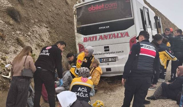 SON DAKİKA: Korkuteli-Fethiye yolunda feci kaza! 9 yaralı