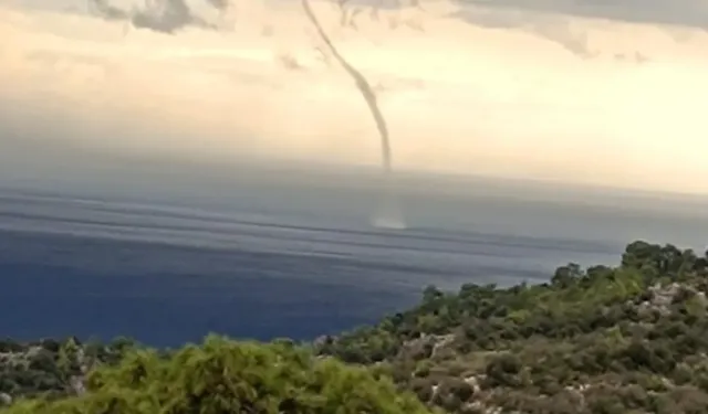Antalya Kumluca'da hortum karaya ulaştı