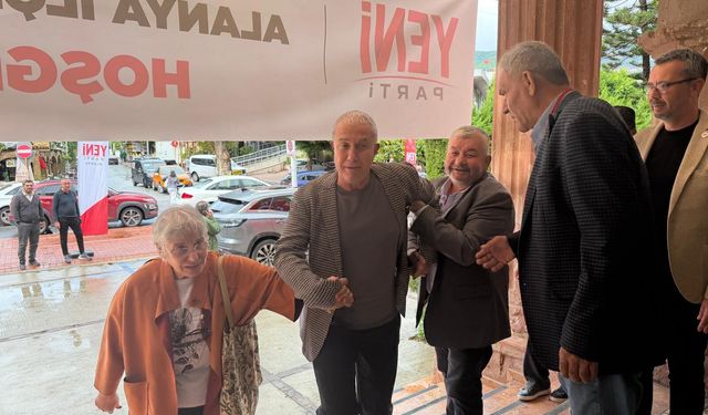 Yeni Parti Alanya kongresine Başkan Özçelik eşi ile katıldı