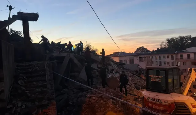 Son dakika l Zonguldak'ta bina çöktü: Enkazda arama çalışmaları devam ediyor