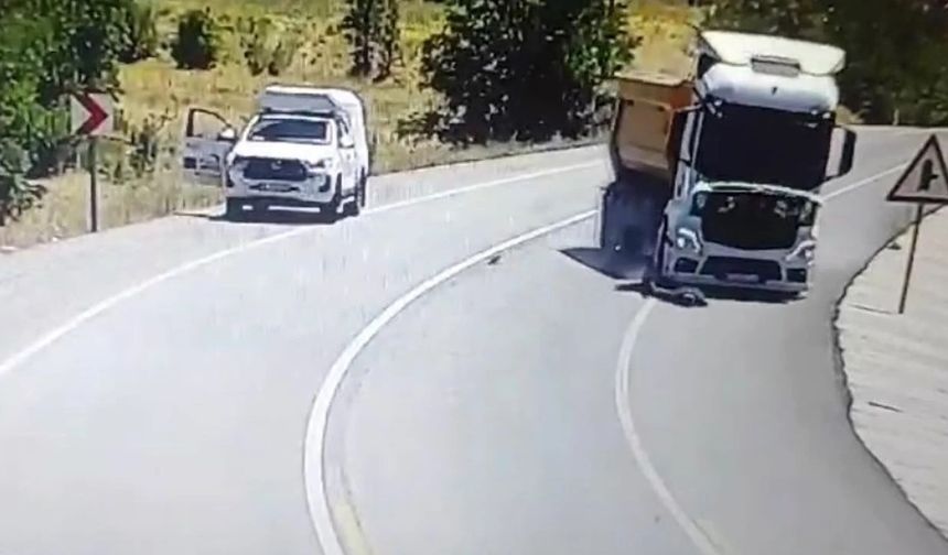 Bu nasıl talihsizlik: Yaralı serçeyi kurtarmak isterken kamyon çarptı