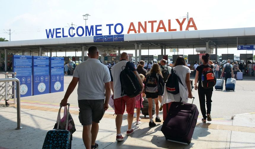 Antalya Havalimanı'nda kriz artıyor: Sektör çalışanları çare bekliyor