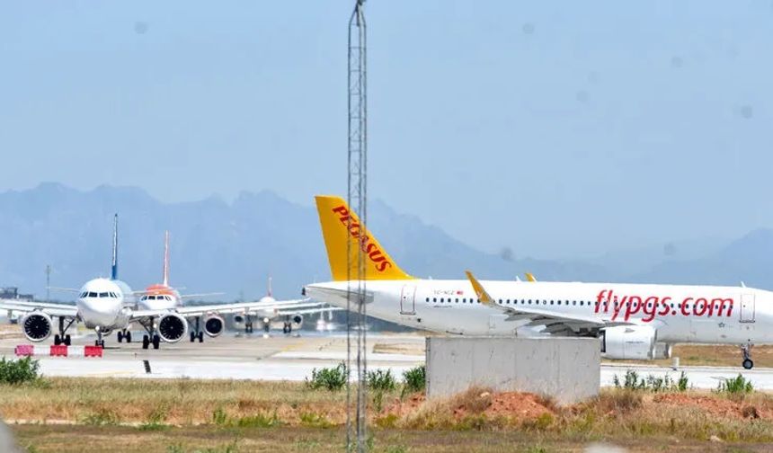 Antalya Havalimanı'nda durum gittikçe kötüleşiyor: Bakın süreç nasıl bu hale gelmiş