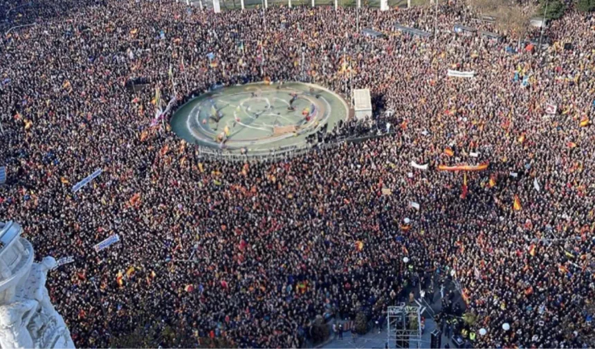 Turistleri istemiyorlar: 10 bin kişi meydanlara toplanıp protesto etti