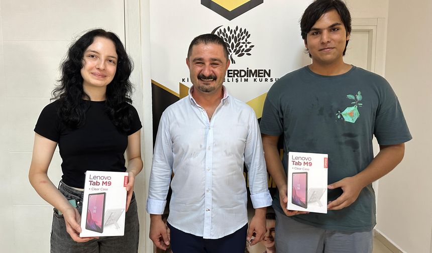 Alanya'da başarılı YKS öğrencilerine tablet