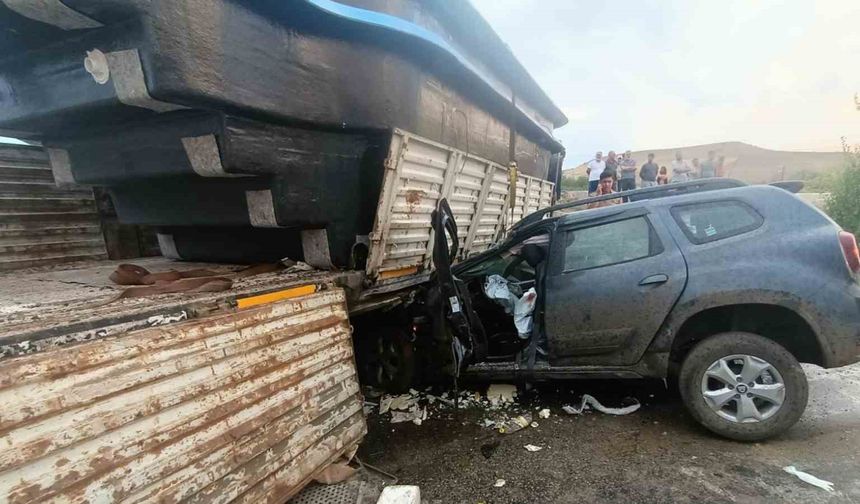 Karşı şeride geçen tır otomobili altına aldı: 6 yaralı