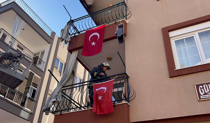 Yangını söndürürken, Türk bayraklarını da düzeltti