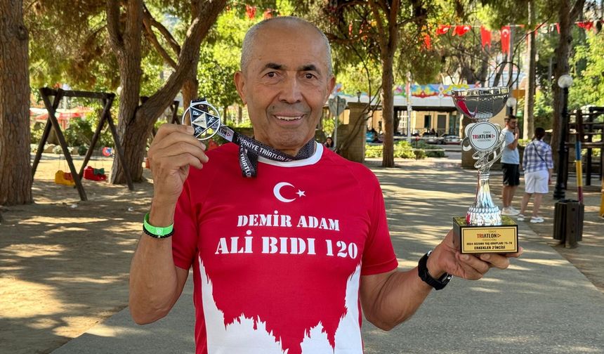 Demir Adam Alanya Triatlonu'ndan madalya ve kupayla döndü