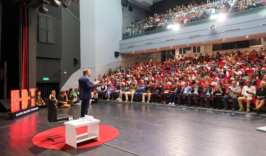 Alanya'da kitapseverler fuara akın ediyor: Ünlü yazarlar arka akaya geliyor