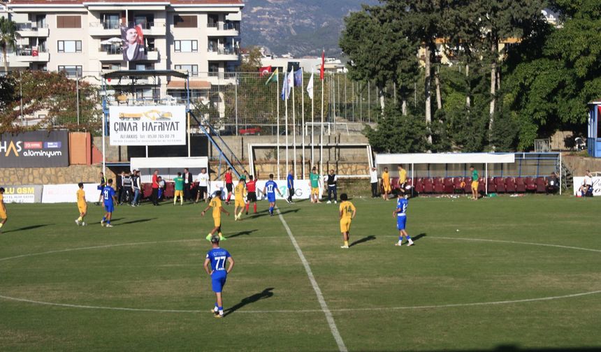 Alanya'da bir maçta 19 kart çıktı