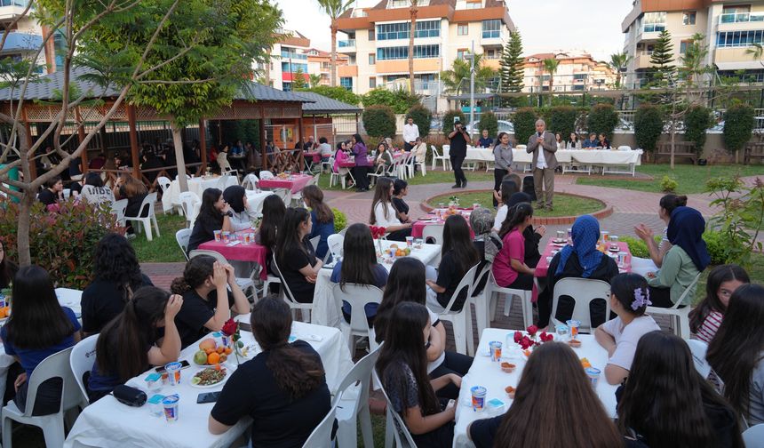 Başkan Özçelik’ten öğrencilere destek sözü