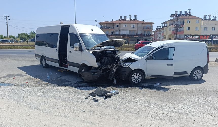 Antalya'da tur aracının karıştığı kazada 6 kişi yaralandı