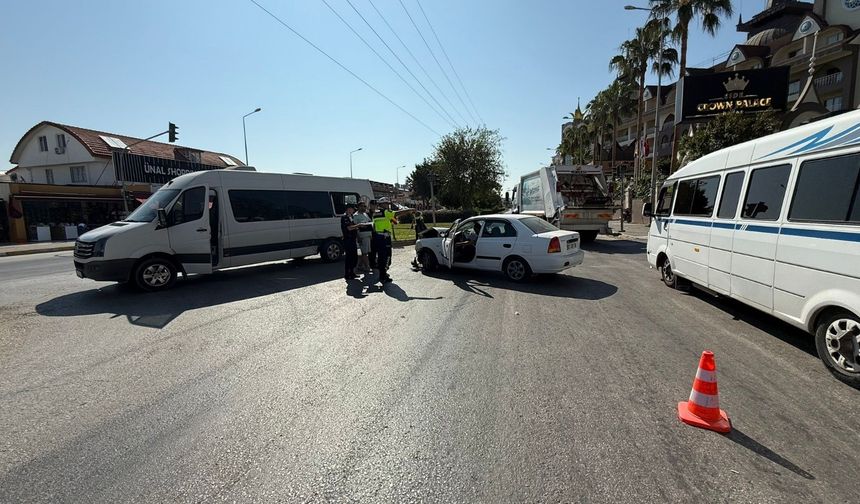 Tur aracı ve otomobilin çarpıştığı kazada 5 kişi yaralandı